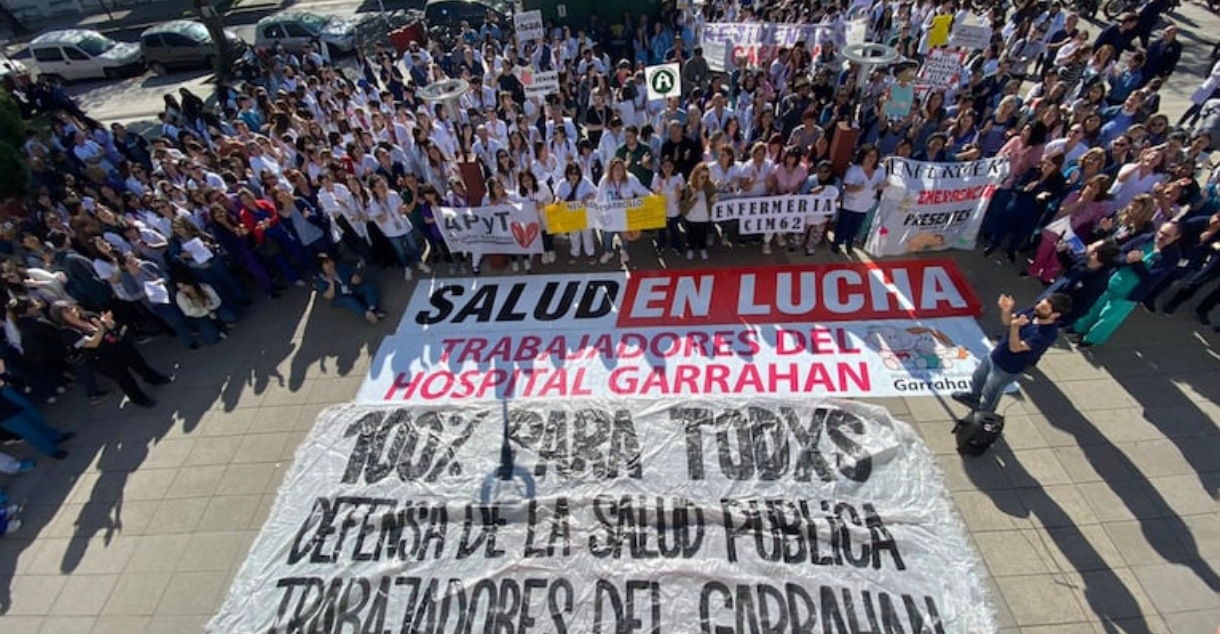 Los trabajadores del Hospital Garrahan marchan del Congreso a Plaza de Mayo en reclamo de mejoras salariales