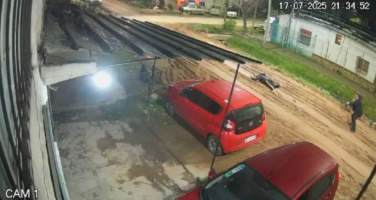 Video: un policía enfrentó a tres ladrones armados que intentaron robarle el auto e hirió a uno en el pecho