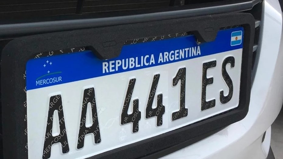 Faltan patentes en todo el país y desde la oposición exigen respuestas: 