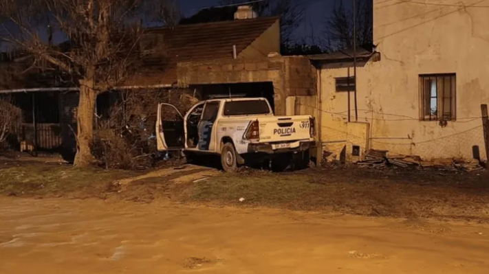 Perseguían a un ladrón, chocaron contra una casa y provocaron una fuga de gas
