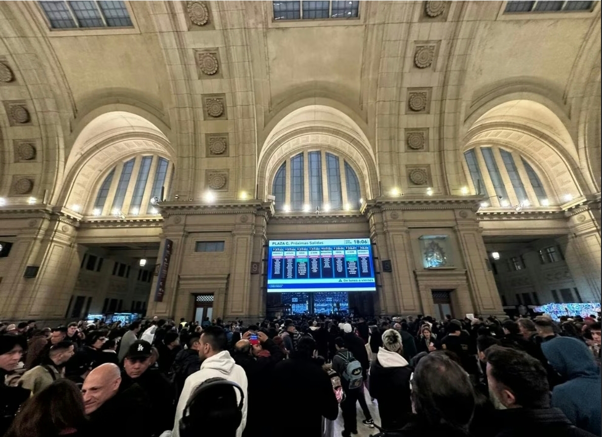 Hay demoras y cancelaciones en todos los ramales del Tren Roca desde la estación Constitución