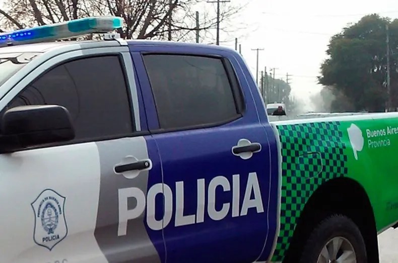 Gastón Granados reconocimiento a dos agente de la policía de Ezeiza por salvar una vida a un nena