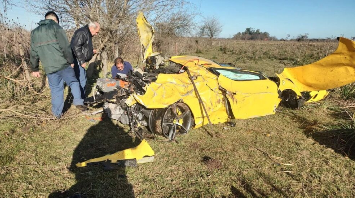 Impactante choque: destrozó su Ferrari amarilla pero salió ileso