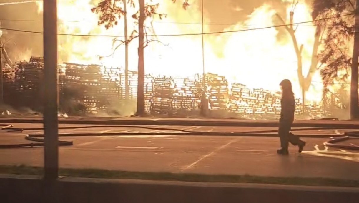 Incendio en un depósito de pallets en Esteban Echeverría
