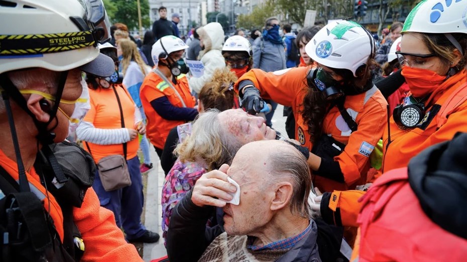 Una manifestante denunció la represión recibida por parte de la Policía en una de las marchas de jubilados