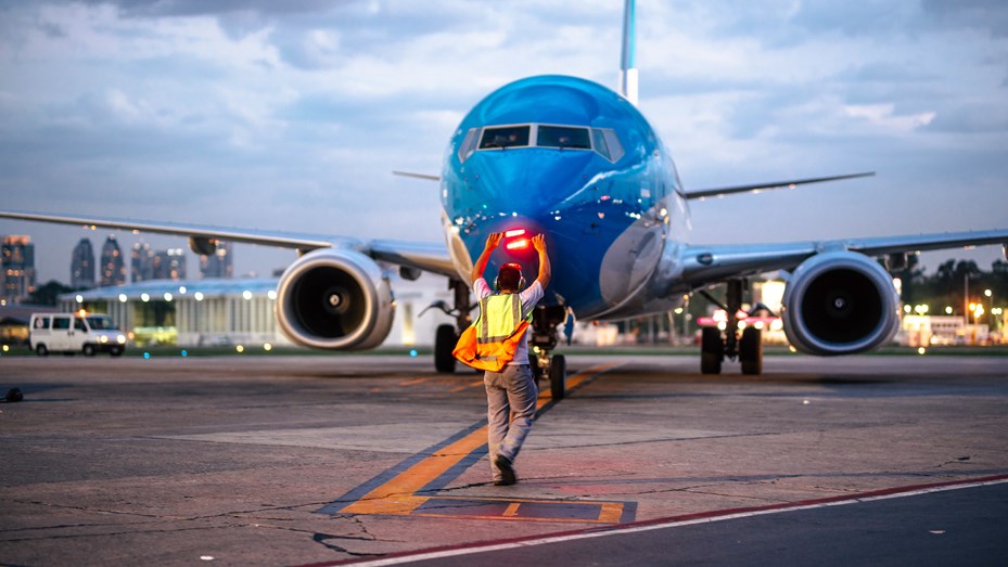 Los controladores aéreos levantaron el paro del jueves, pero ratificaron el del sábado