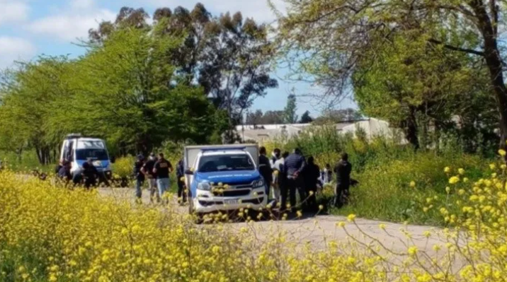 Ataque y fuga: Motoqueros ejecutaron a un hombre en un descampado y escaparon a gran velocidad