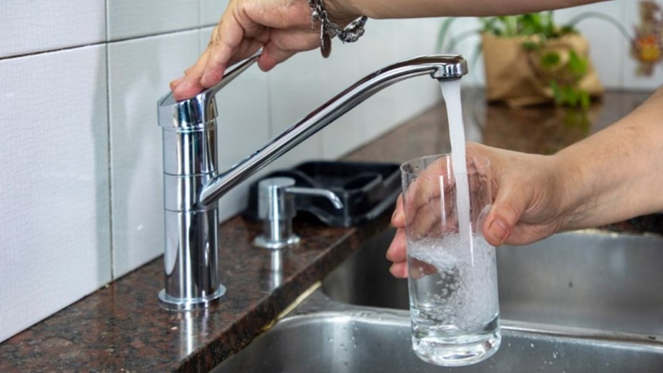 La Justicia frenó el decreto que habilita los cortes de agua residenciales por falta de pago
