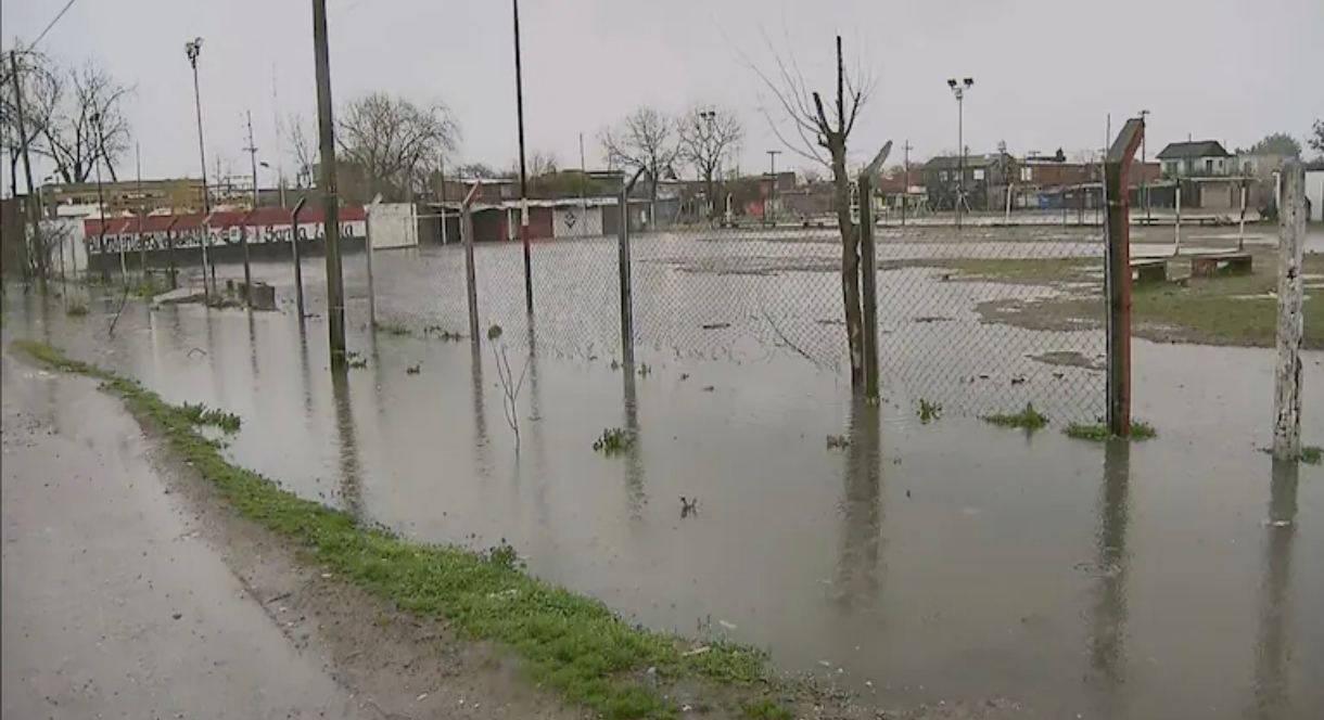 Calles anegadas y la bronca de los vecinos: fotos y videos del conurbano tras casi 40 horas de lluvias