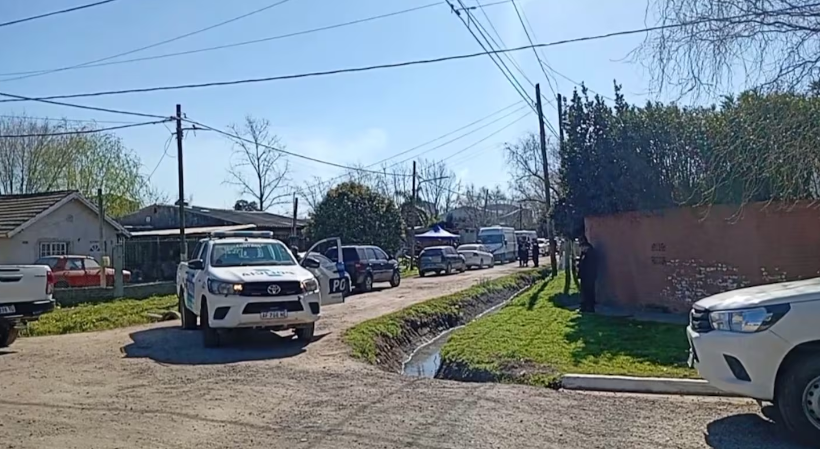 El extraño último mensaje que se envió del celular de la mujer hallada muerta en su patio en Tristán Suárez