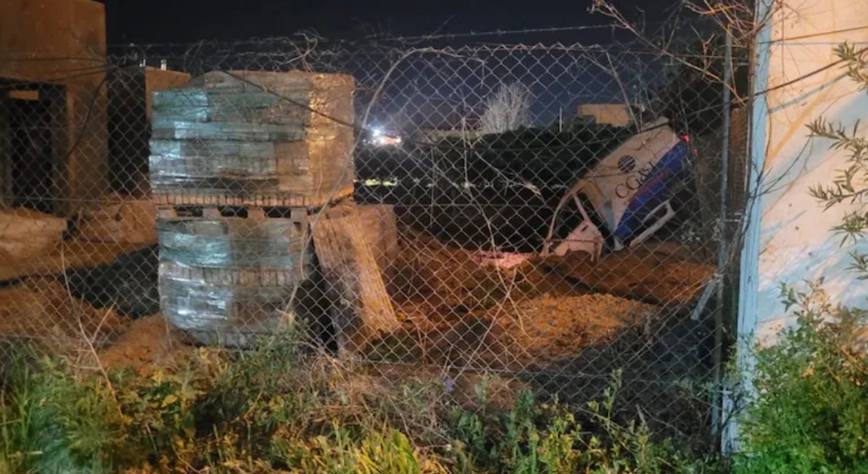 Robaron una ambulancia, los persiguieron varias cuadras y terminaron dentro de una pileta