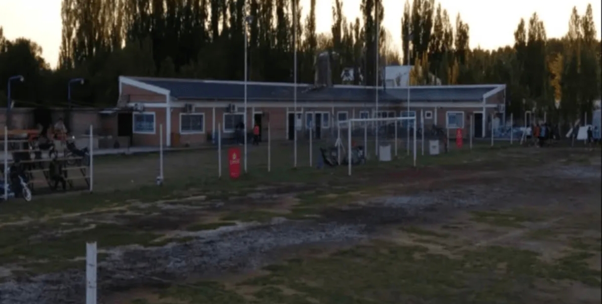 Un nene de 11 años murió tras la caída de un arco en un partido de fútbol en Río Negro