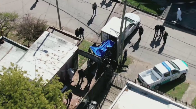 Allanaron un búnker en Isidro Casanova en busca de “Pequeño J”: secuestraron una pistola y 50 balas