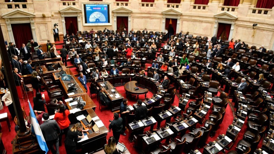 La oposición convocó a una sesión en Diputados para reformar los DNU