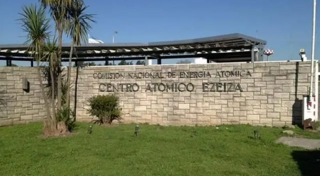 Tensión en el Centro Atómico Ezeiza: al menos dos balazos impactaron este jueves en autos estacionados dentro del predio