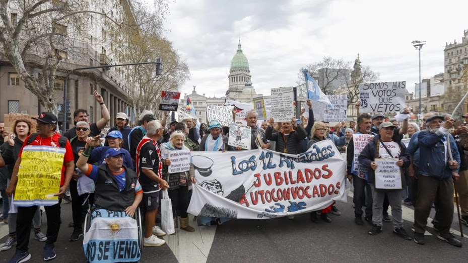 Los jubilados marcharon hacia el Congreso y la Policía valló la zona