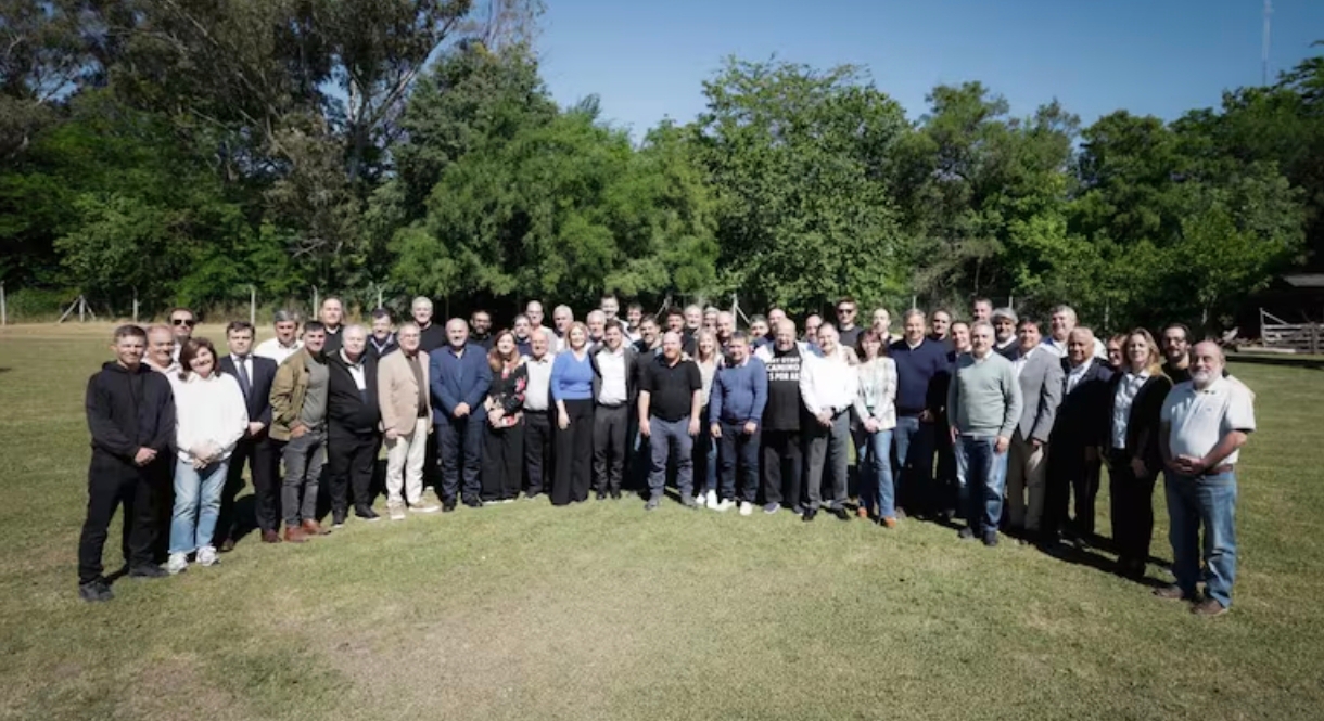 En medio de las críticas de CFK por la derrota electoral, Axel Kicillof se reunió con intendentes propios