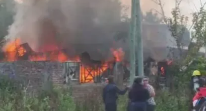 Un incendio destruyó la casa de una pareja de jubilados en Monte Grande 