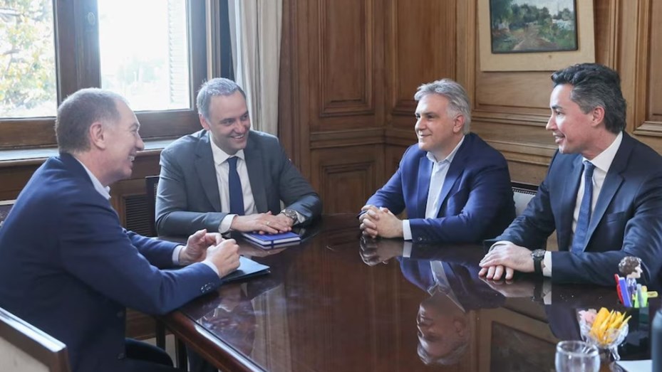 Negociación por el Presupuesto: Adorni y Santilli comenzaron los encuentros con gobernadores
