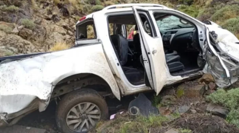 Detuvieron a un hombre por arrojar una camioneta por un barranco y matar a su pareja: investigan un femicidio