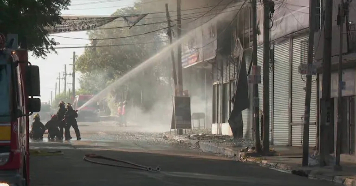 Incendio en una fábrica textil de un predio industrial de La Matanza: trabajan varias dotaciones de bomberos
