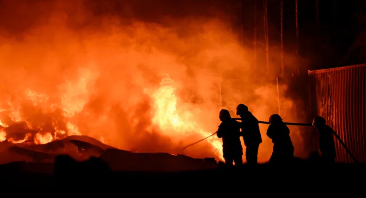 Incendio en Ezeiza: el Gobierno sospecha del origen de la explosión y busca determinar responsabilidades
