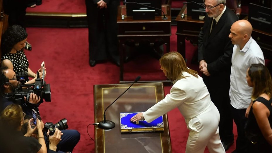 Villarruel le tomó juramento a los nuevos legisladores con Karina Milei en el palco