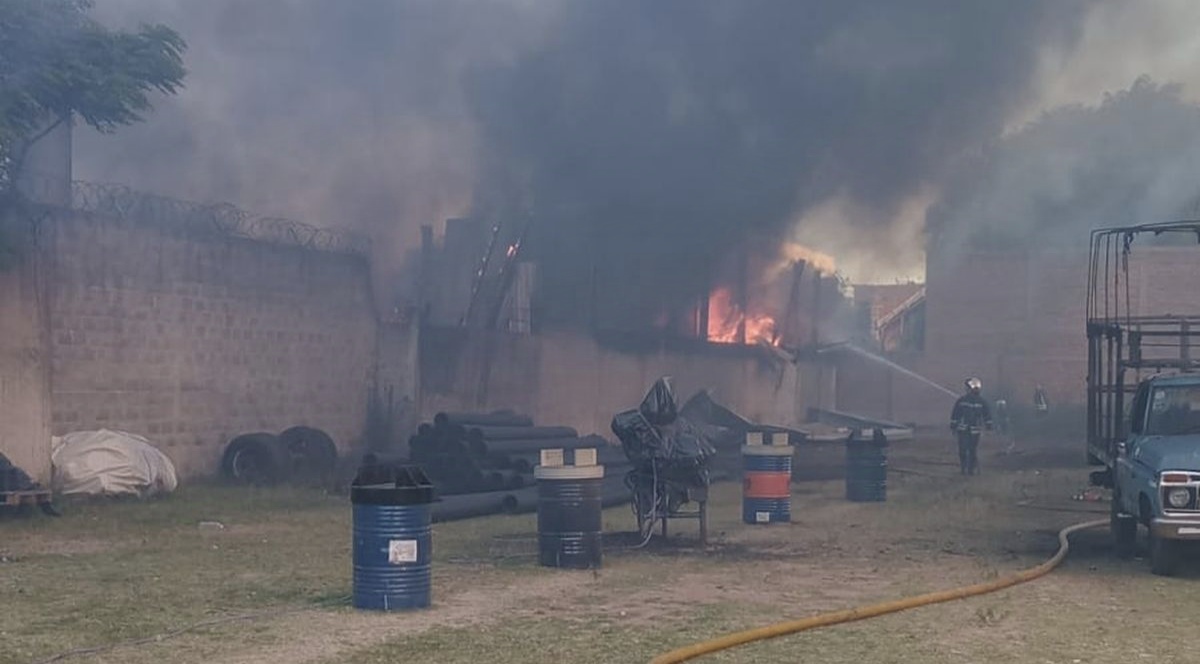 Voraz incendio en un depósito en Lomas de Zamora: trabajan diez dotaciones de bomberos