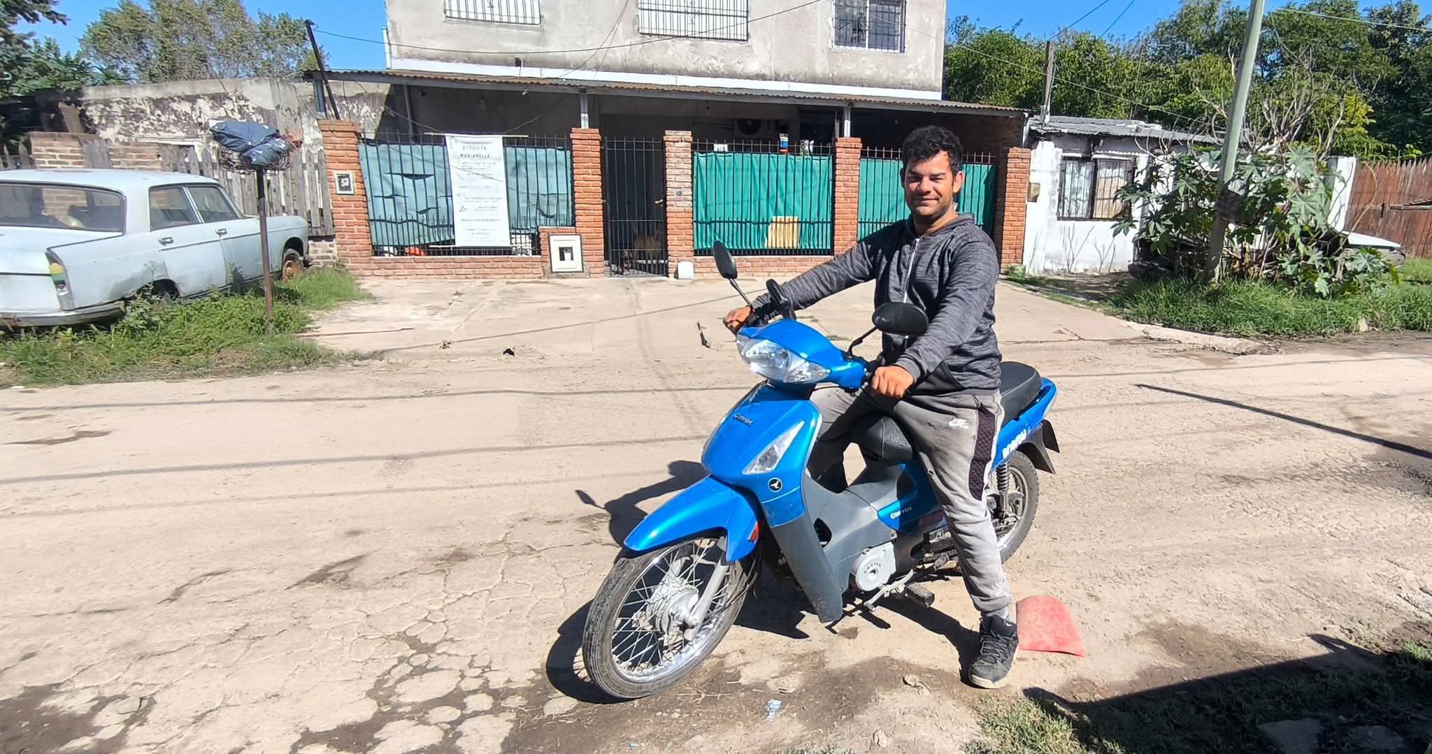 Robaron la moto de Damian Celiz en la puerta del cementerio municipal de Ezeiza 