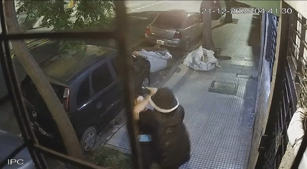 El video del salvaje intento de robo a una policía de la Ciudad en San Cristóbal: el ladrón le disparó, pero la bala dio en el suelo